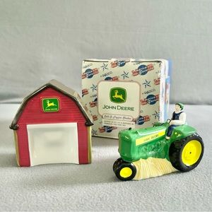 Enesco 2000 John Deere "TRACTOR & BARN" Salt and Pepper Shaker Set w/ Box
